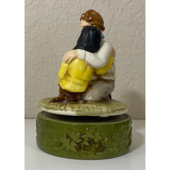Love Story Rotating Music Box Hugging Couple Japan Green White Yellow Brown - Picture 4 of 6